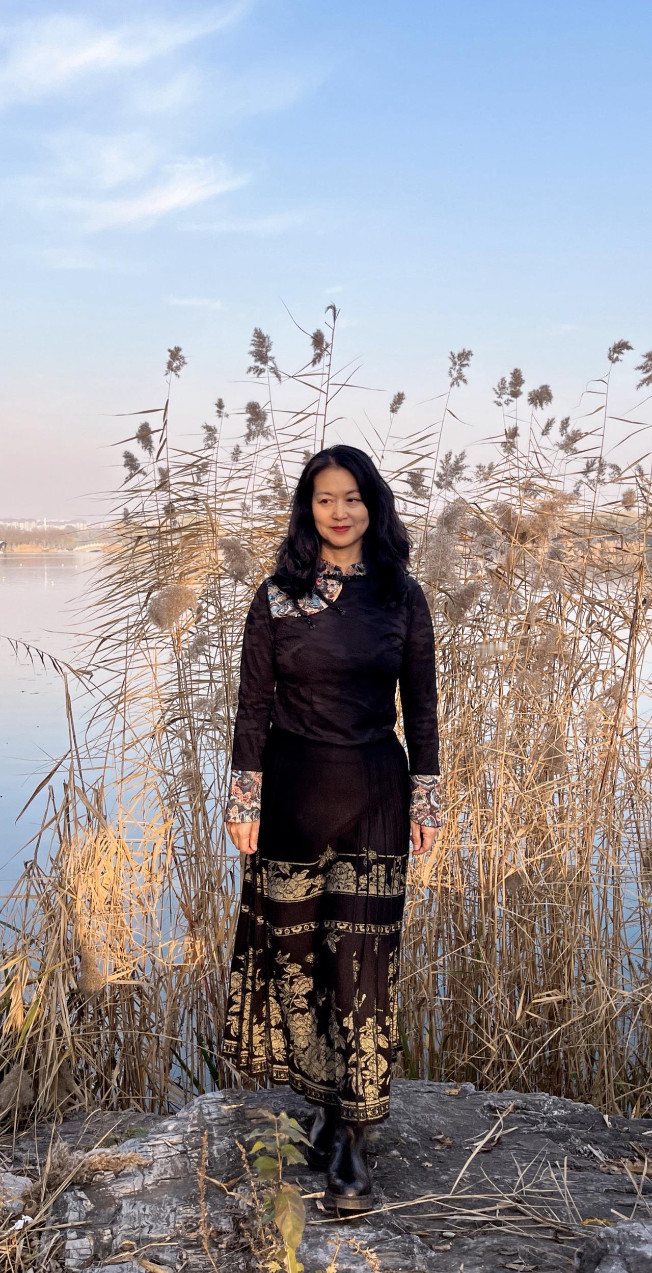 三千繁华，弹指刹那，百年过后,，一捧黄沙。我们奋斗一生，带不走一草一木。我们执着