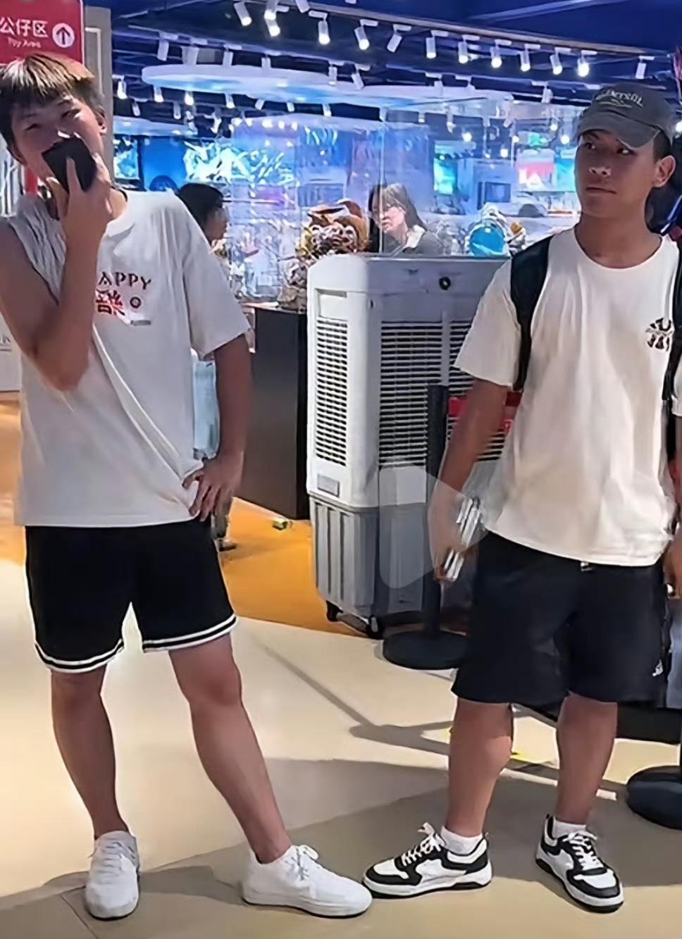 新型骗局，商场里团伙强迫落单的青少年买劣质高价笔。事发杭州某商场，一伙17、8岁