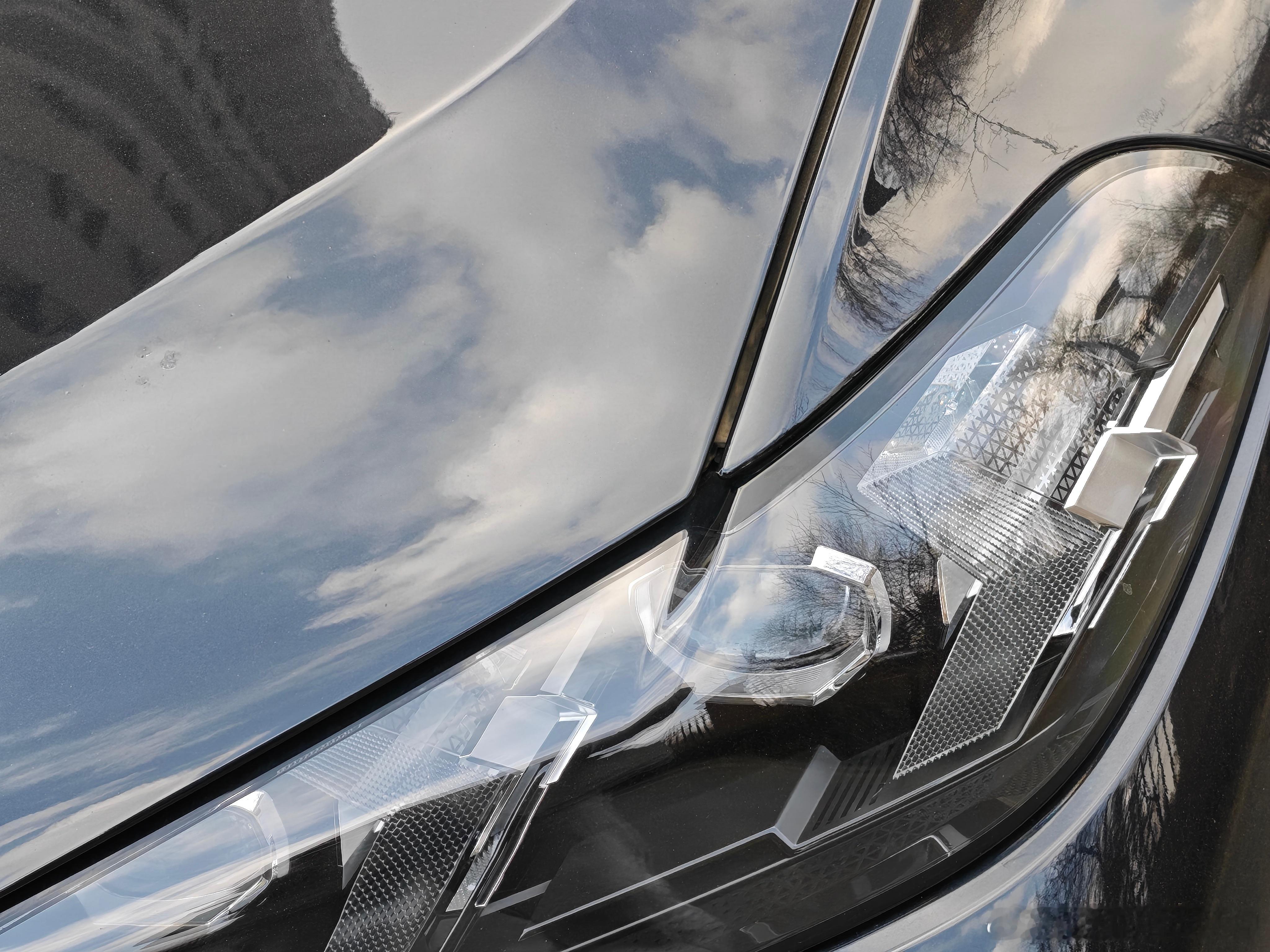 法拉利老了还是法拉利宝马x5采用大灯增加分缝特征延续来增加灯【被紧紧包裹】的视