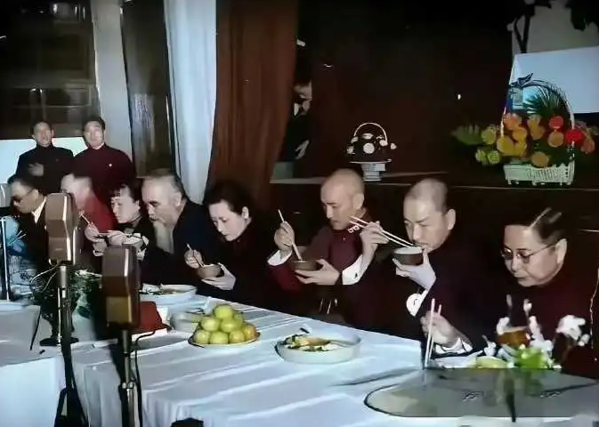 来自同一时间段的两张照片