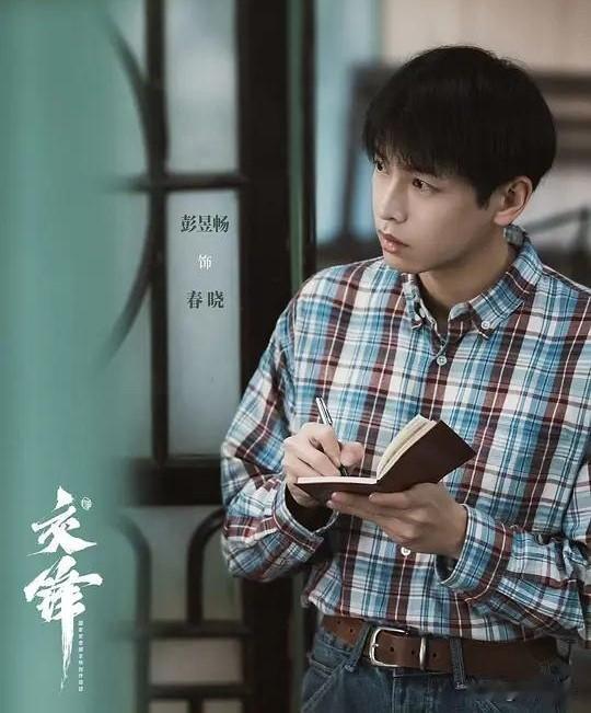 小伍是内鬼，而礼卿据传是我方安插在敌方内部的卧底。《交锋》的编剧把悬念拉满，吊足