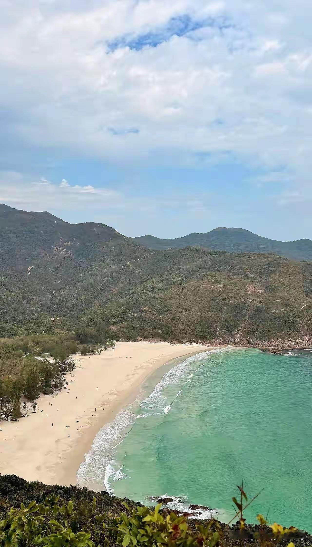 青山藏画意，谁有下联绿水映山红。