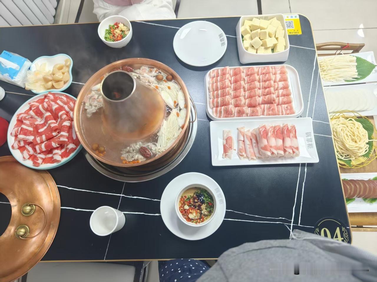 今天女儿休班，请我出去吃了一顿老北京铜锅涮肉。还真别说，火锅我吃过很多种，但是