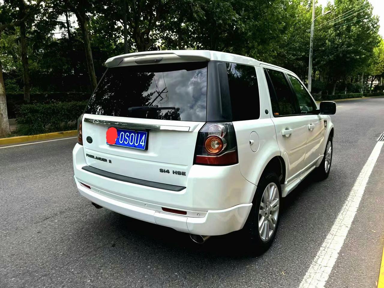 公园里来了一台特别的车。全车原模原样按老车做了一遍以外。还改了一组低趴的外包围。