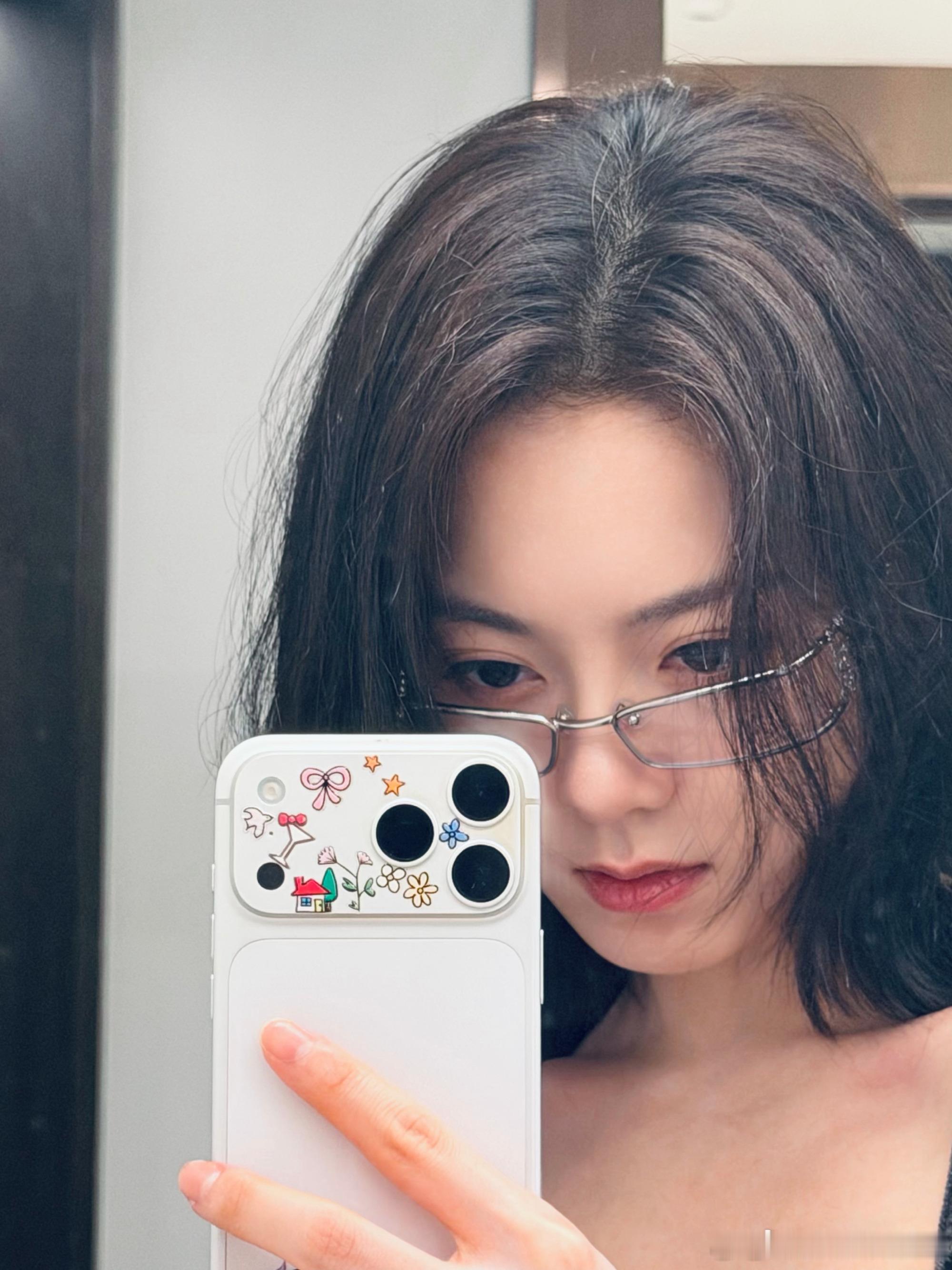 赵今麦对镜自拍，拿捏的死死的