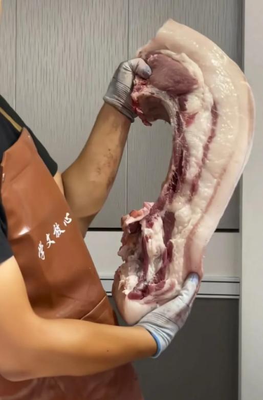 花高价买所谓一年多土猪肉，这块肉品相有没有猫腻生鲜摊位的一大块五花肉。店家描述