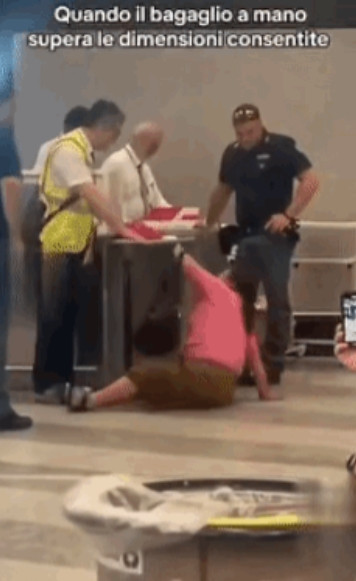 丢人丢到国外了！一大妈因行李超重，在意米兰某机场登机口被工作人员拦下，要求要么支