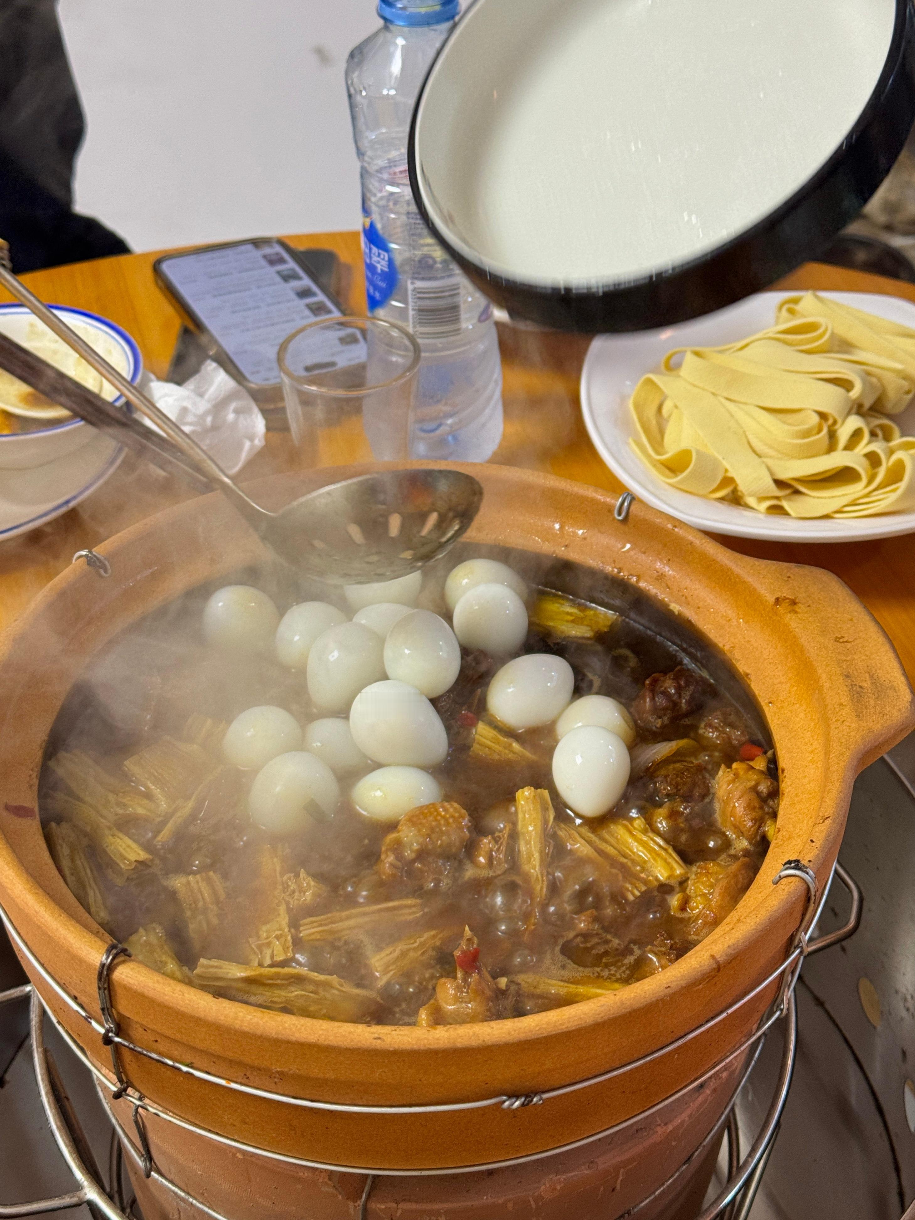 最近吃到这家鸡煲还不错，顺意坊。第一次吃红烧鸡煲，味道挺接近广东的，很下饭但是店
