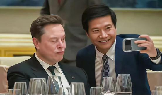 马斯克没有忘记雷军！他在网上回复了宴会上合影这件事，回复的内容很马斯克：一个和当