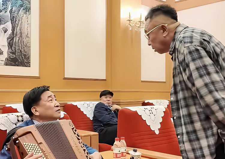 于谦与姜昆打招呼时的一幕