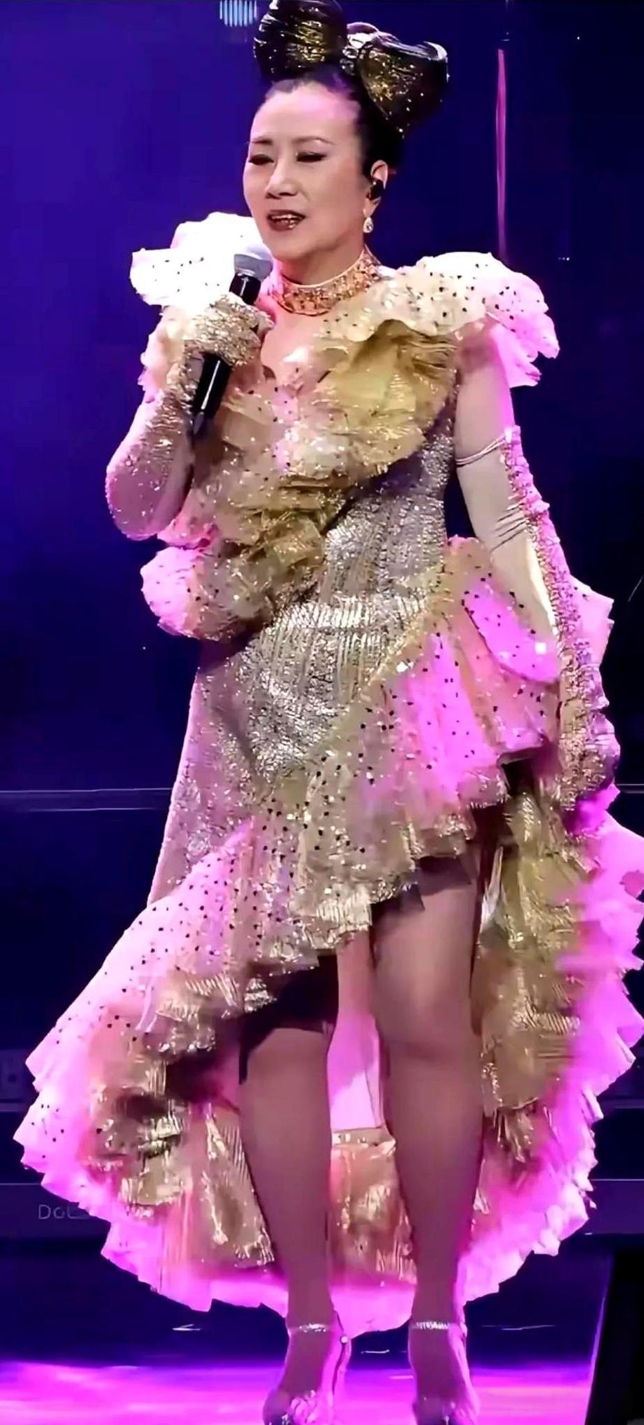 天呐，78岁的汪明荃演唱会造型真是雷人呀！这次她那条荧光绿的蓬蓬裙直接闪到我眼