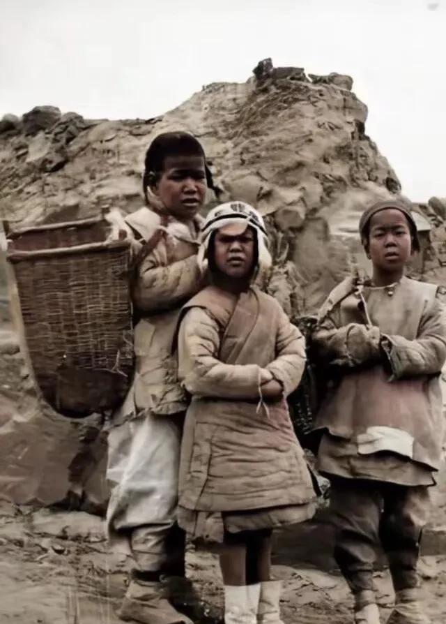 孙殿英以野蛮手段，经过七天七夜的时间疯狂盗掘东陵，将乾隆和慈禧墓中的殉葬财宝