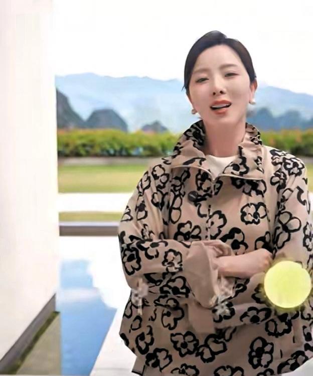 李思思这中秋三件套也太会了吧！新中式衣衫衬得人温婉雅致，手里油纸伞一撑，再泡上