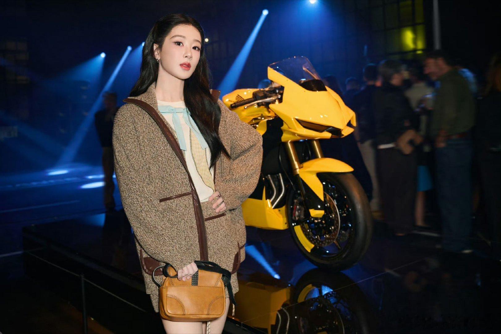 王亚飞杨紫不得不说，王亚飞给杨紫设计的这个妆容太美了，厉害的化妆师不是强行改造