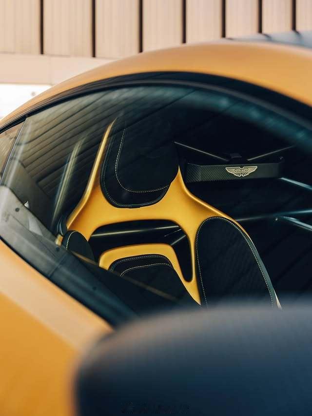 黄金战车😼😼😼全球限量38台745马力5.2LV12双涡轮阿斯顿马丁Va