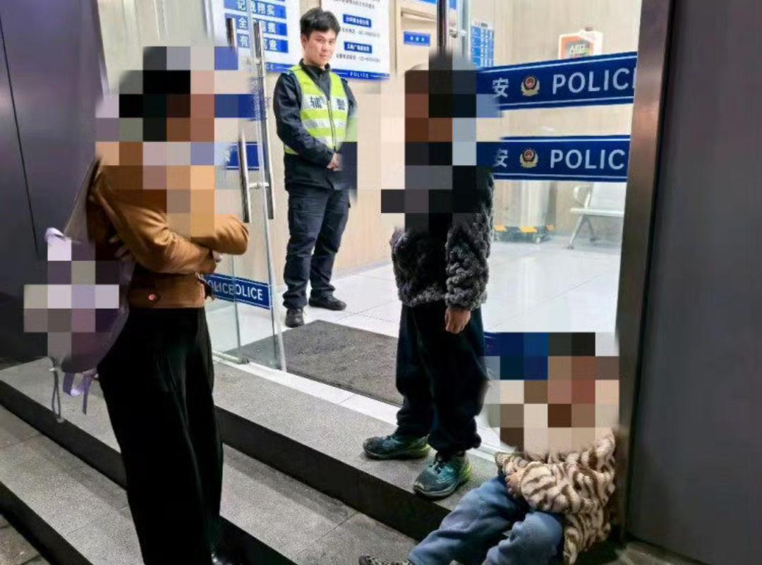 真是惊险！带俩娃逛街，10分钟内俩娃接连走丢，换谁不得急疯了？这事就发生在