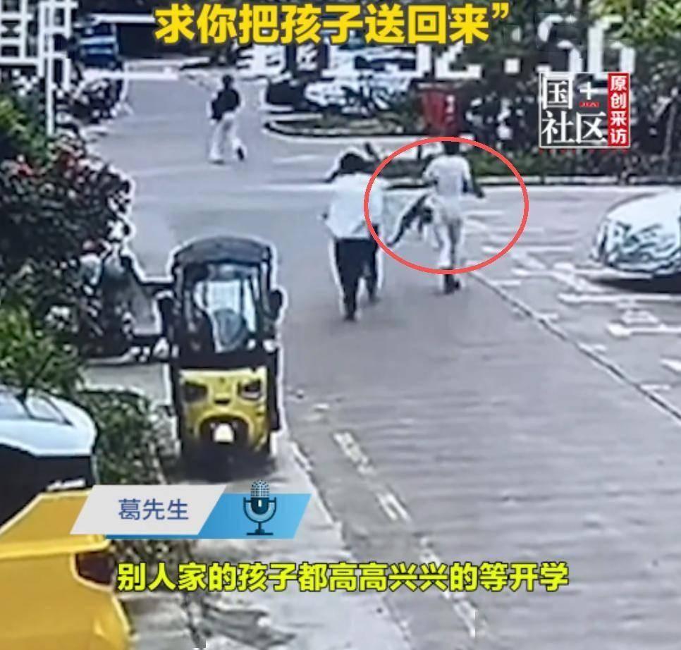 大白天在小区单元楼门口，几个戴口罩的男人直接把一个5岁小女孩往车里塞，邻居上前拉