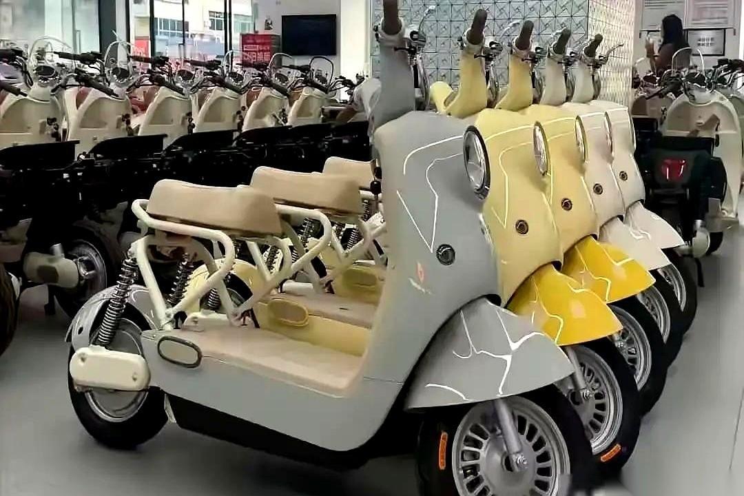 我今天算是开了眼了。就那个新国标电动车。我盯着它看了足足一分钟，就想问问设计师