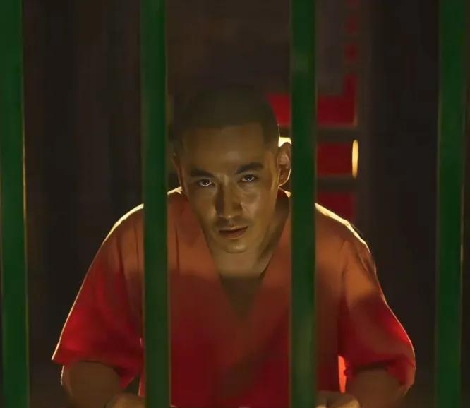 倪妮和朱一龙在电影《东极岛》中再次合作，继《消失的她》之后，两人从“敌人”变成“