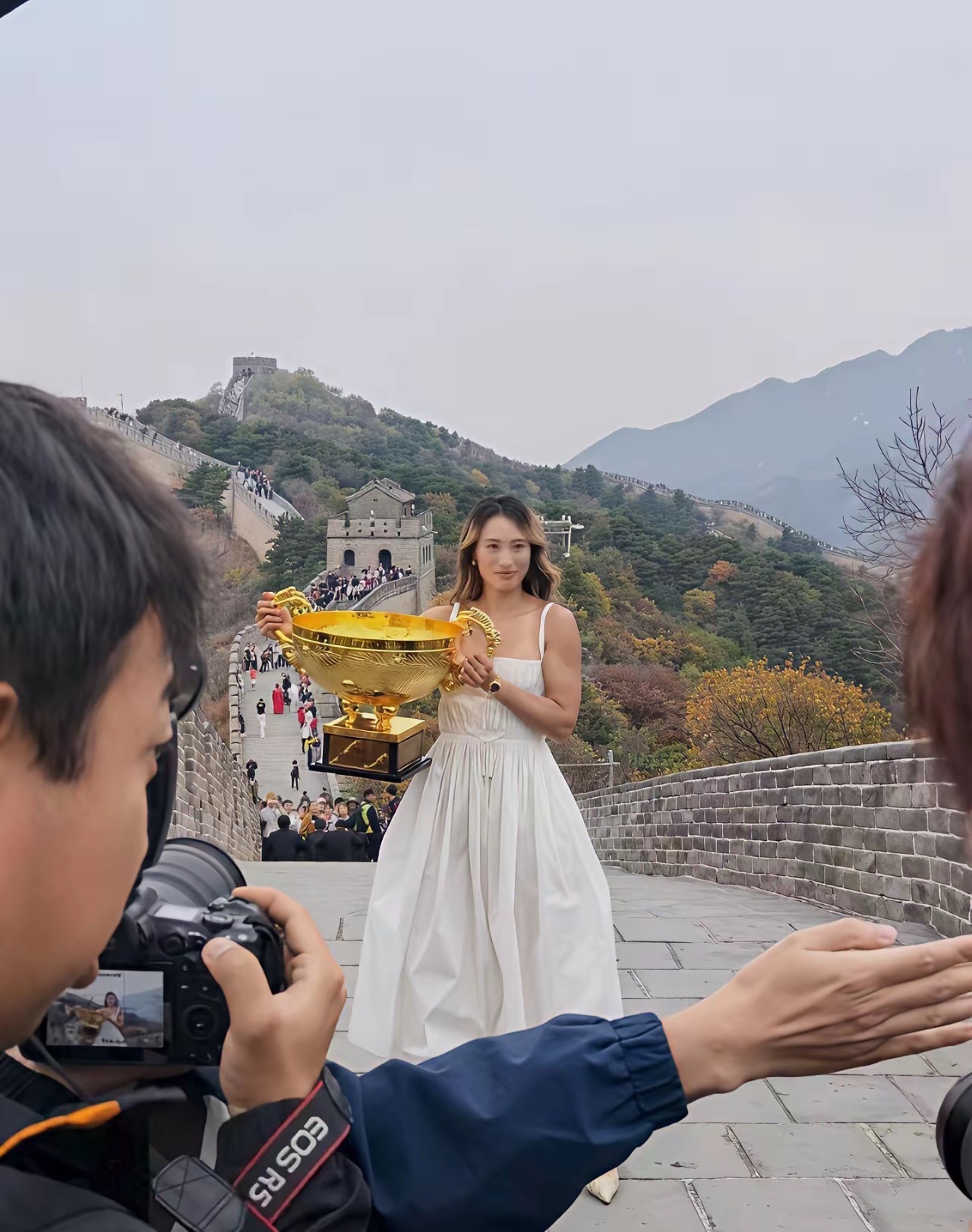郑钦文去八达岭长城拍写真今天的妆容比昨晚的好太多了​​​