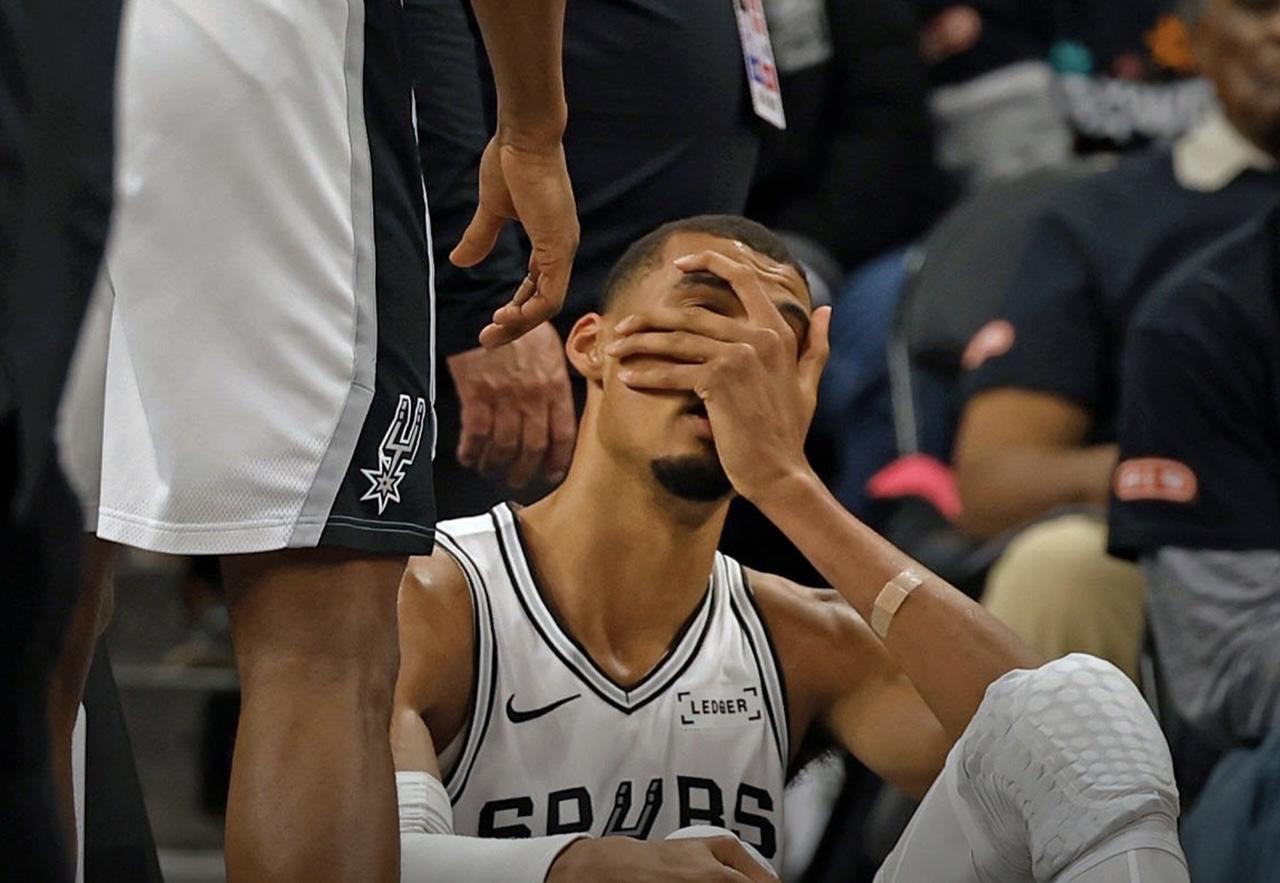 马刺106-103爆冷击败了开拓者，将大比分改写为1-1！接下来两场回到开拓者