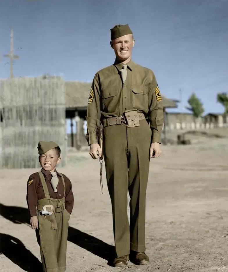 这张照片拍摄于1944年的云南昆明，照片中的小男孩是美国志愿航空队（飞虎队）收养