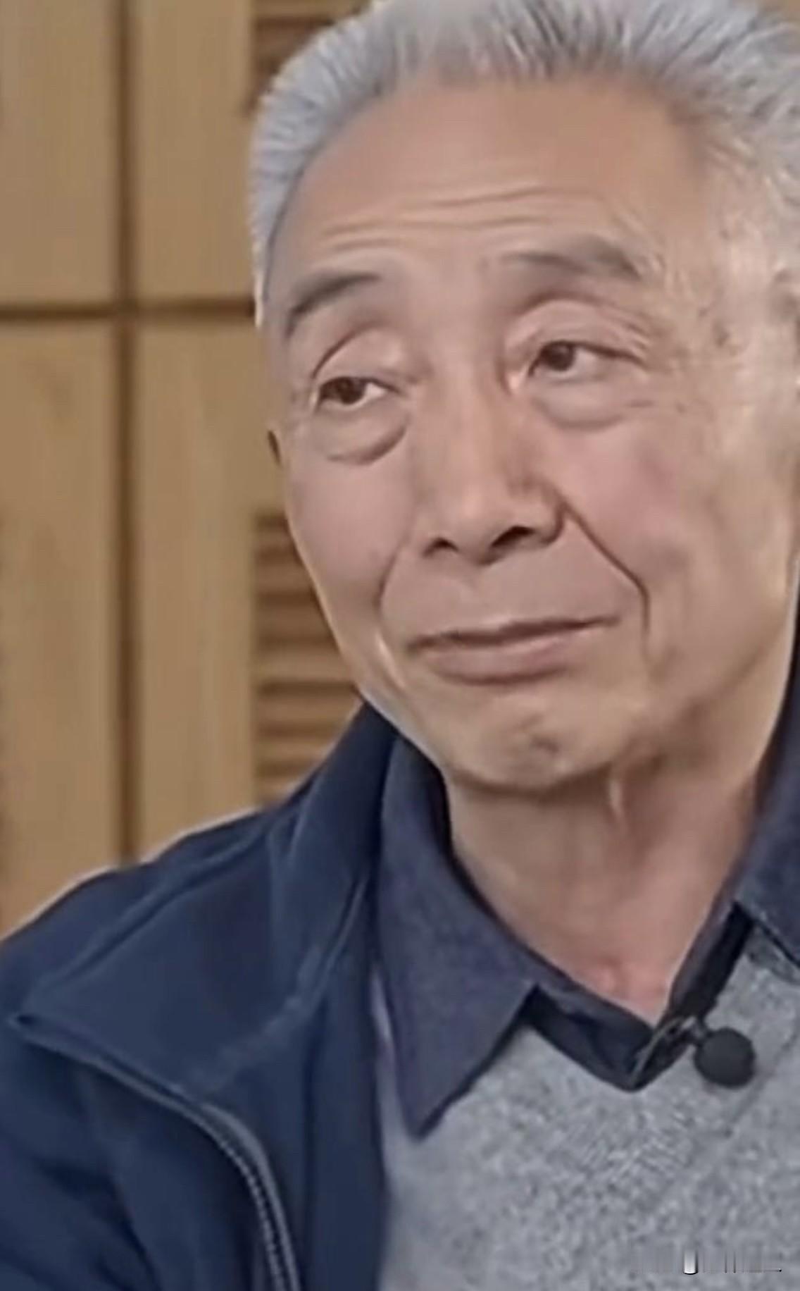 铁冷却了，才会变硬；人冷落了，才会清醒。我说：一个人如果长期在聚光灯下，他可