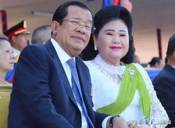 有一个奇怪的问题，洪森亲王的三个儿子没有一个长得像他的，都是好模好样的。洪森