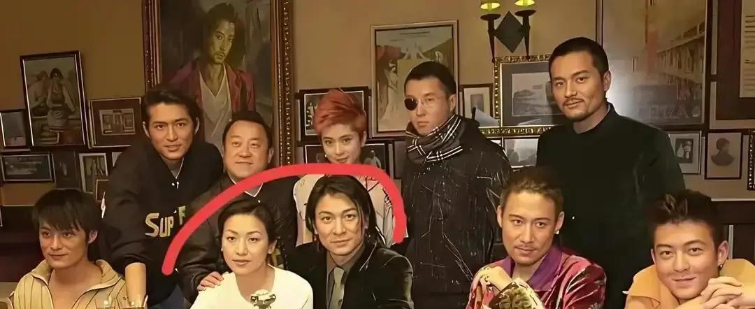 凌晨三点，王菲的拇指轻轻一落，点赞了那张19年前的旧照。白衬衫同款，周迅依偎在