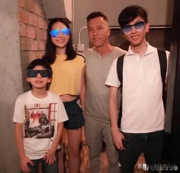 甄子丹藏的真深两儿一女竟然都这么大了。大儿子甄文焯，今年30岁，从事普通职业