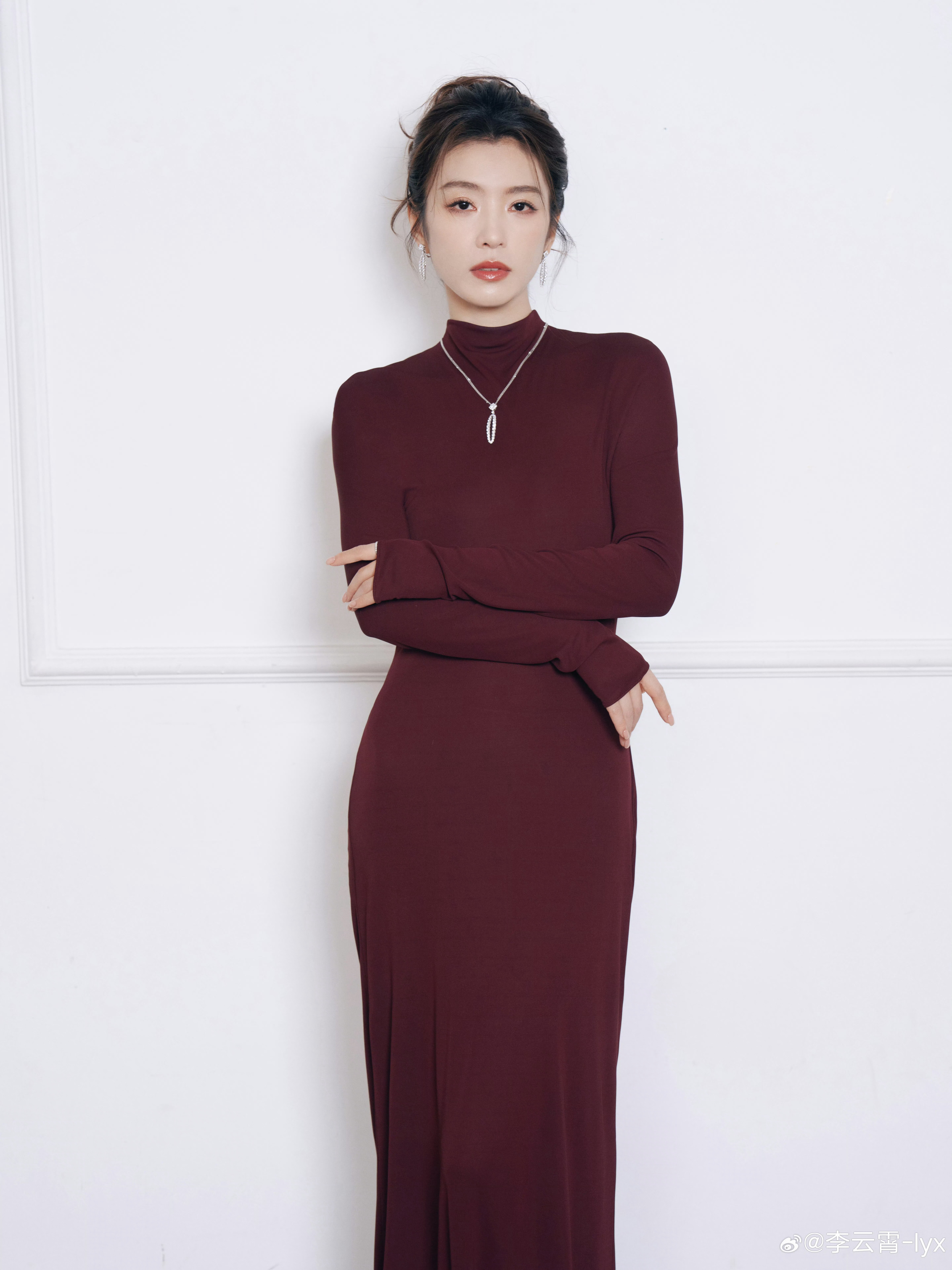 李云霄×微博之夜今日微博之夜大第二套Look，一袭ALAIA酒红连衣长