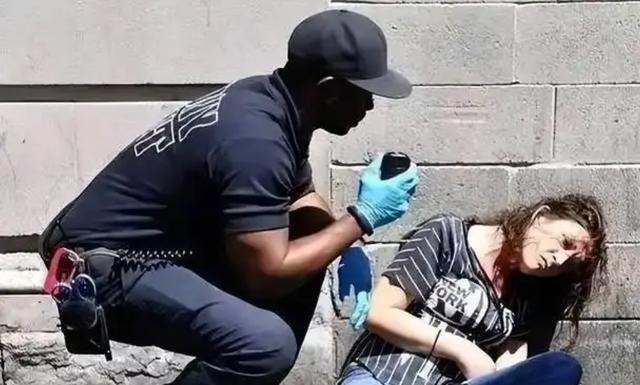 芬太尼为何把美国折腾得近乎失控？原因并不复杂：这东西便宜得惊人，一剂只需几美元；