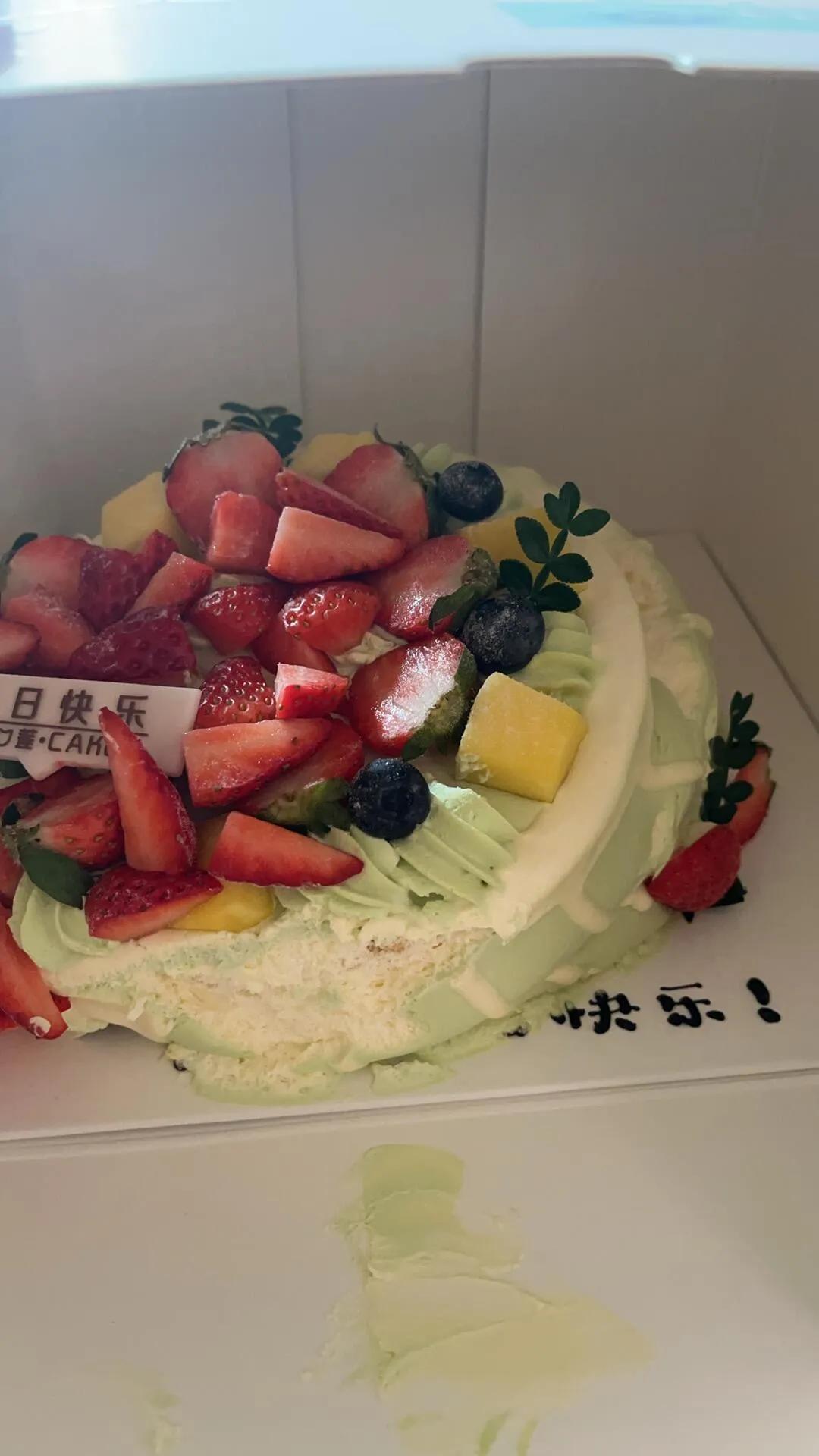 蛋糕塌成这样，商家说给我重做，然后说蛋糕留下我自己吃，因为确实是商家的责任，我就