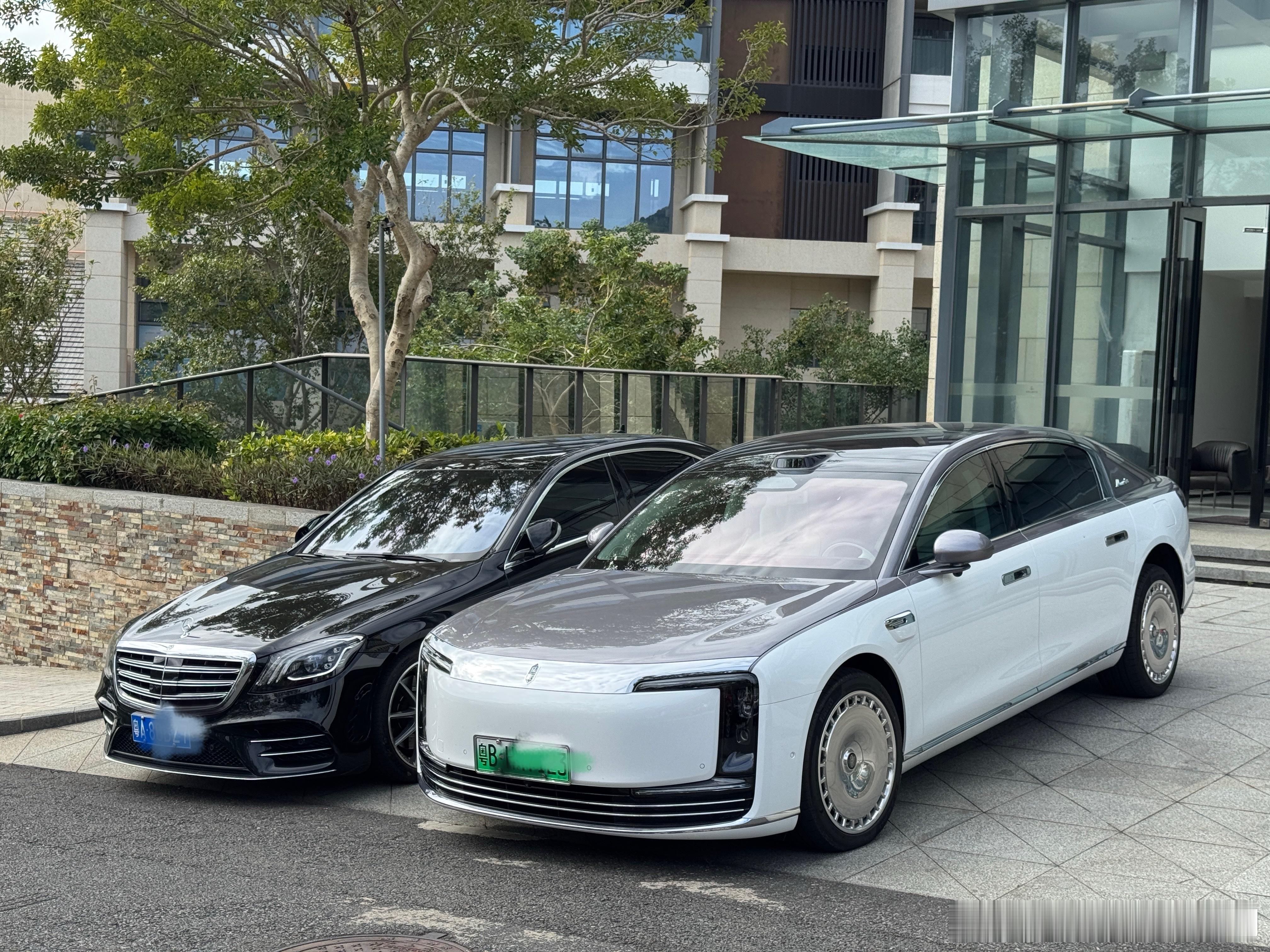 一出酒店大门看到尊界S800和奔驰S级同框这气场，完全碾压啊干干S级还是问题不大