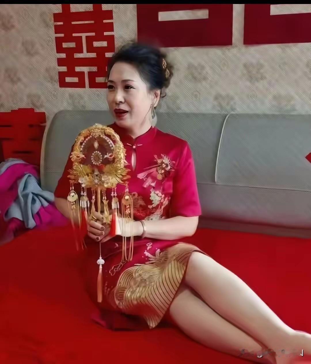 这都起码是二婚了，不如简单举行个二人婚礼就算了！还值得这样大操大办吗？是不是这样