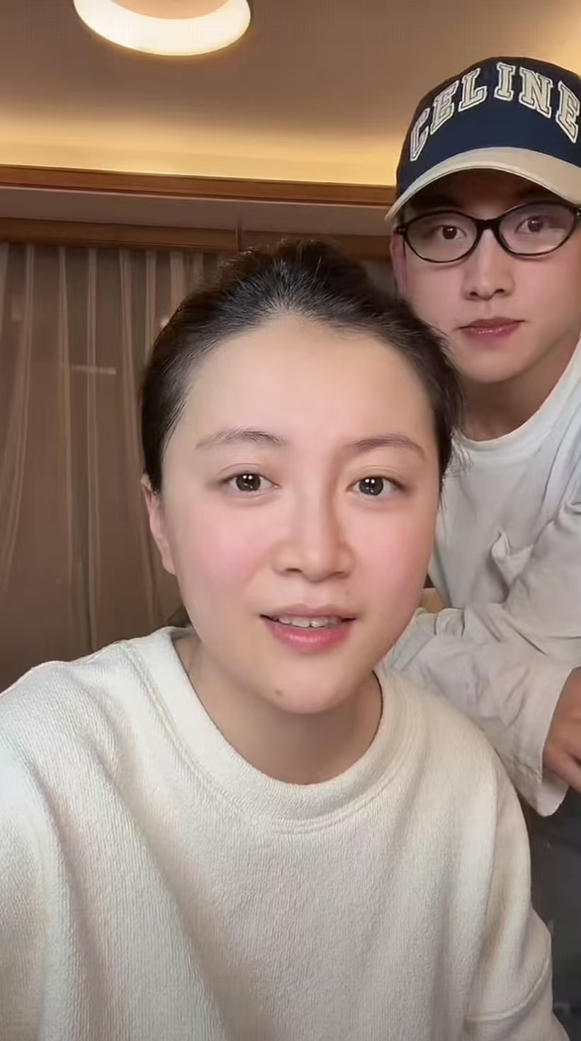 李嘉格和男友一起直播李嘉格男友是01年的哇噢，李嘉格新男友竟然是01年的