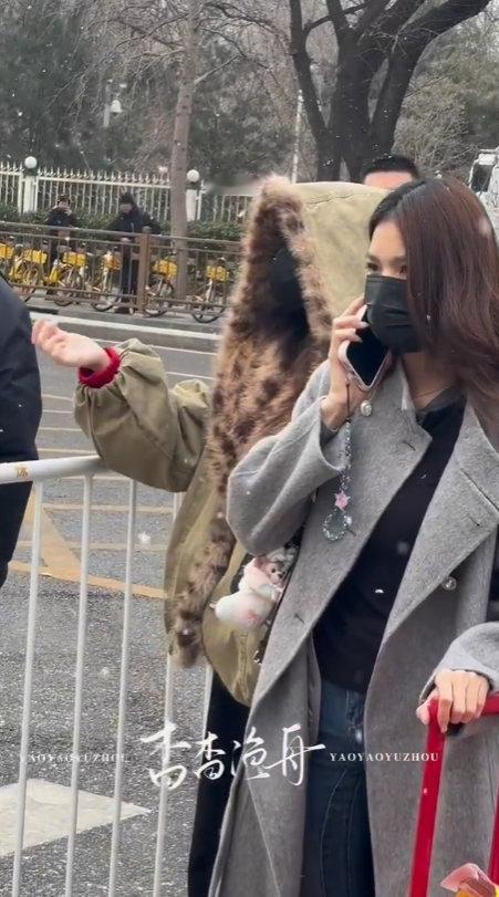 白鹿春晚联排白鹿春晚联排，是参加今年春晚联排的鹿儿，联排遇雪景满分温柔的画面