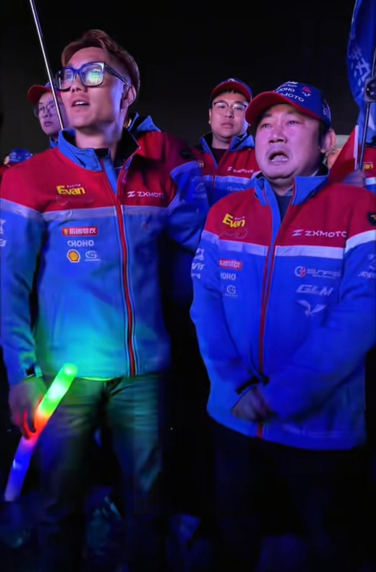 ​张雪的父亲当年去当兵了，后来借着返乡探亲的时间跟张雪的妈妈（现在的作家何琼）结