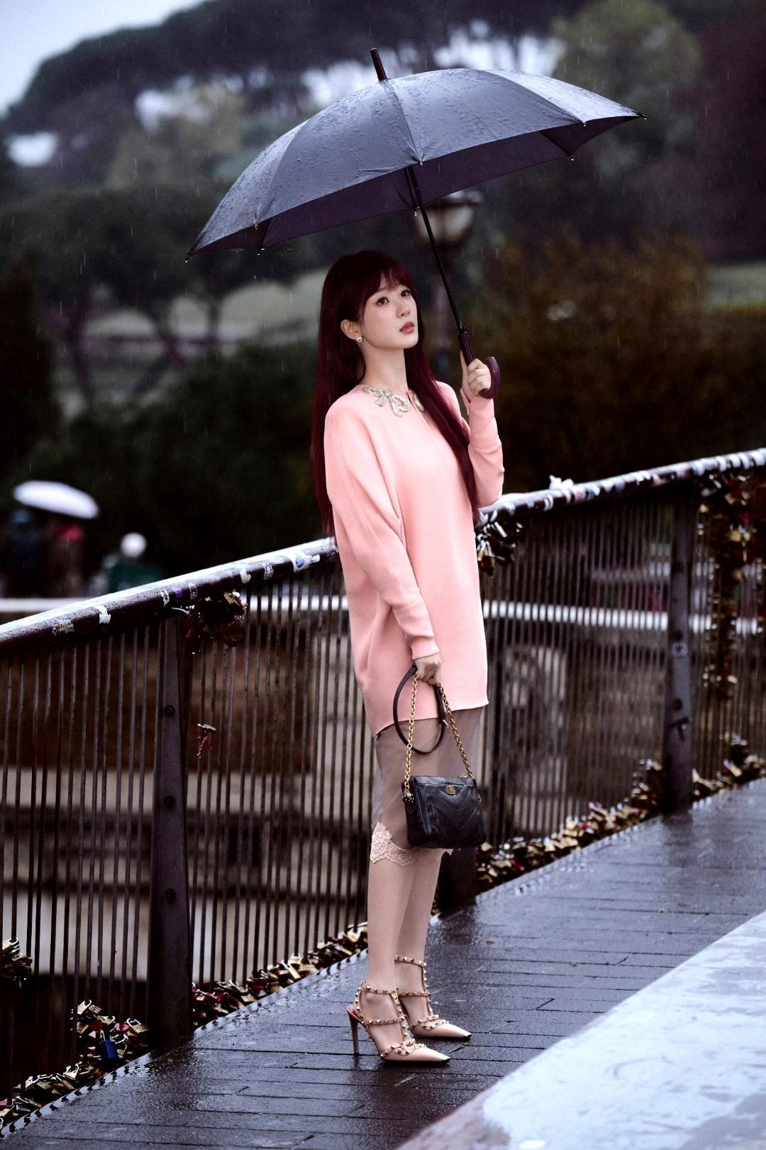 杨紫的造型堪称“破界之作”。她身着华伦天奴粉色亮钻蝴蝶结薄纱裙，领口的精致钻饰点