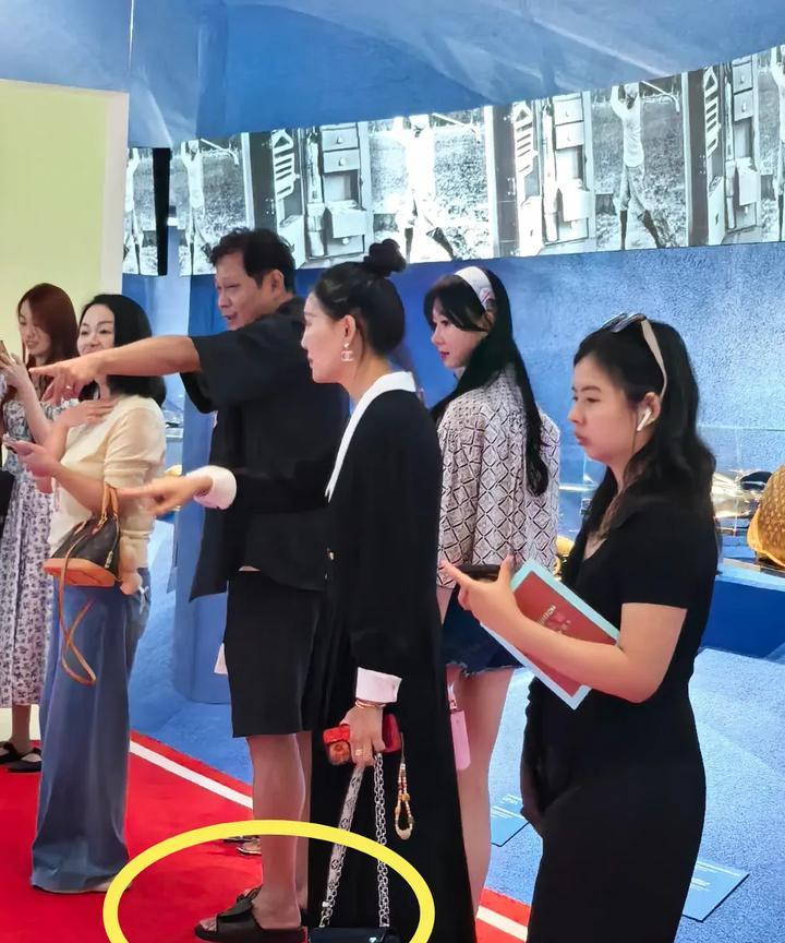 范志毅穿拖鞋和三婚老婆逛上海LV展览，这三婚的老婆不愧是跳芭蕾舞的，不仅身材窈窕