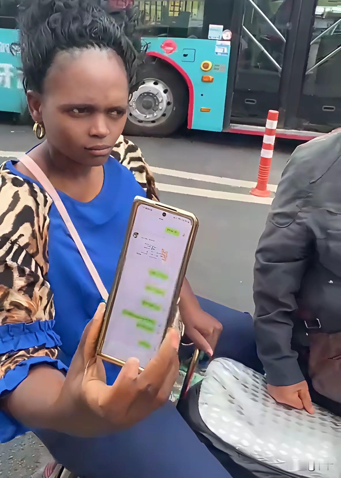 广州摩的司机遇见老外也是服了，本来想着坑人家一把，结果人家压根不多掏钱，3