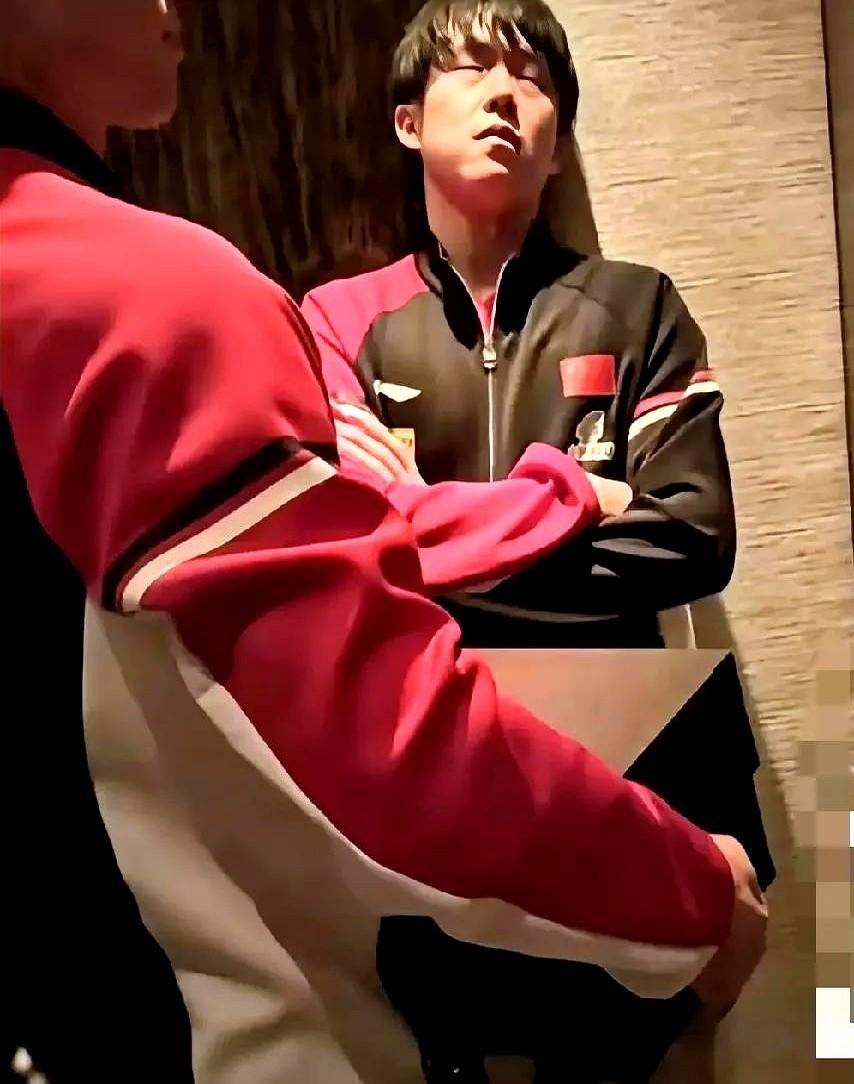 王楚钦夺冠后，全网都在找他身后那个人。不懂这种神仙友谊，你很难走得远。当王楚