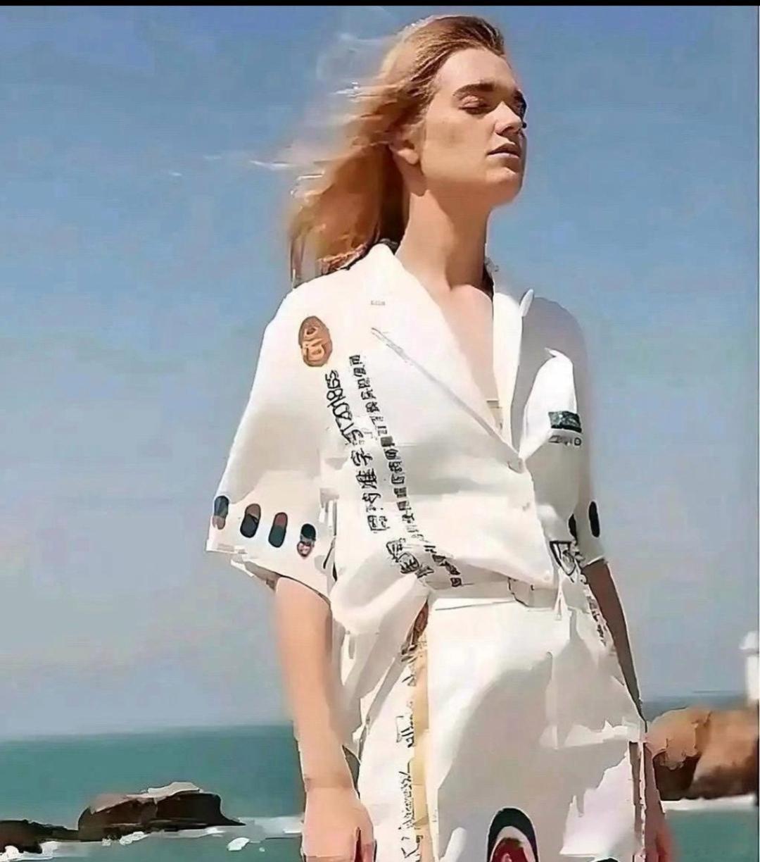 但凡她懂点中文都不会去穿这件衣服的，有点尴尬