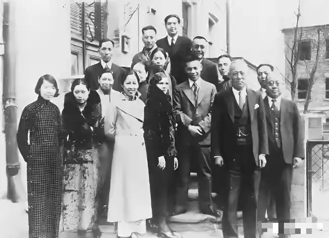 1937年2月，蒋经国夫妇离开苏联时，与中国驻苏人员及眷属合影。