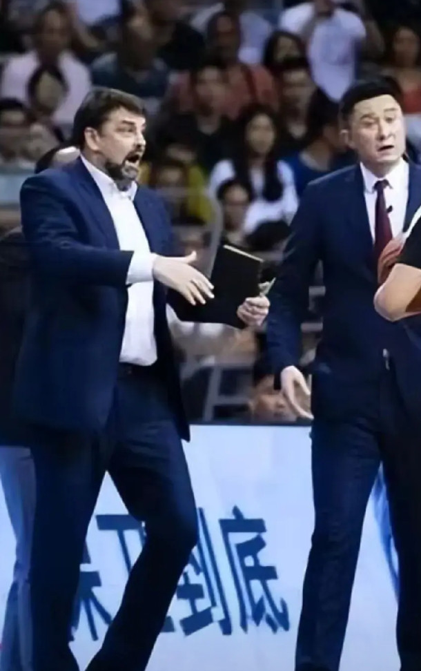 广东男篮老臣外教伊戈尔不走，提携外甥的白教练不好安排来教练组。十年广东队功勋外教