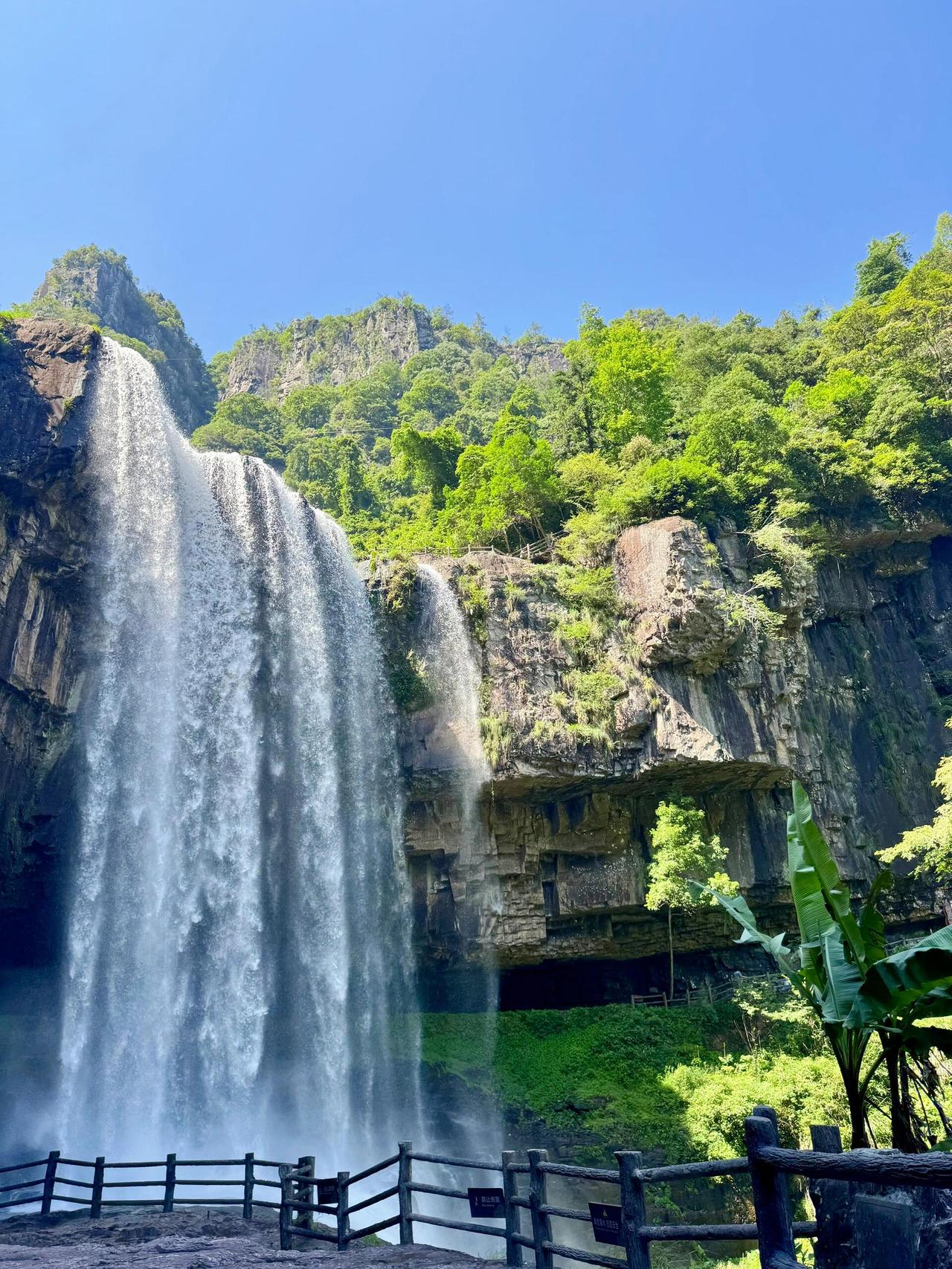 趁着4月百丈漈、刘伯温故里景区免门票的大好时机，直奔温州文成。在瀑布对面住了三天