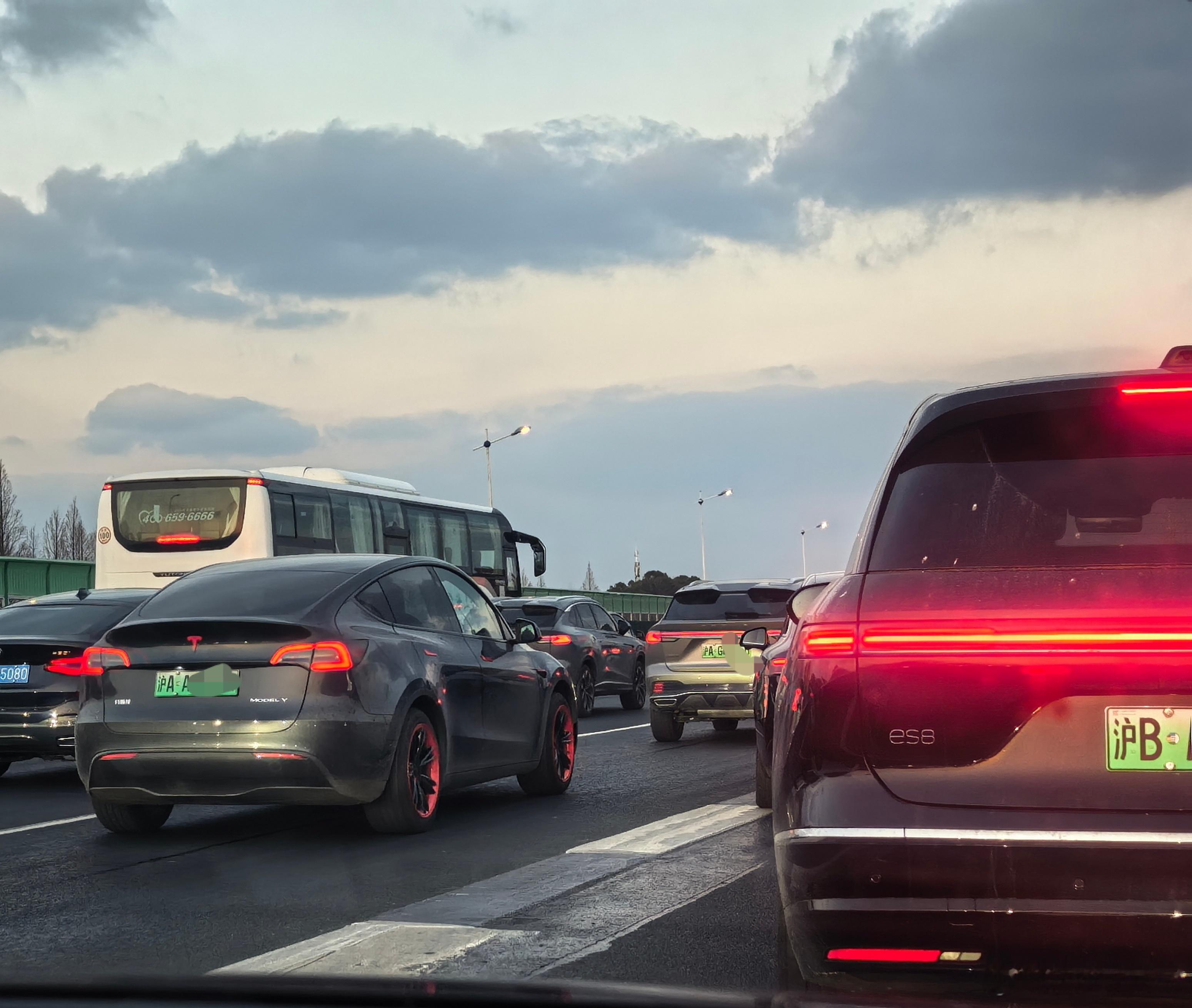 上海街头随手一拍，镜头里就全是纯电车型。右边的极氪x和前面的蔚来新ES8都好看，