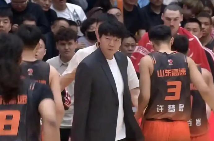 山东给全国养了40个CBA球员，自己队里只剩3个自己人😭前两天翻CBA白皮书