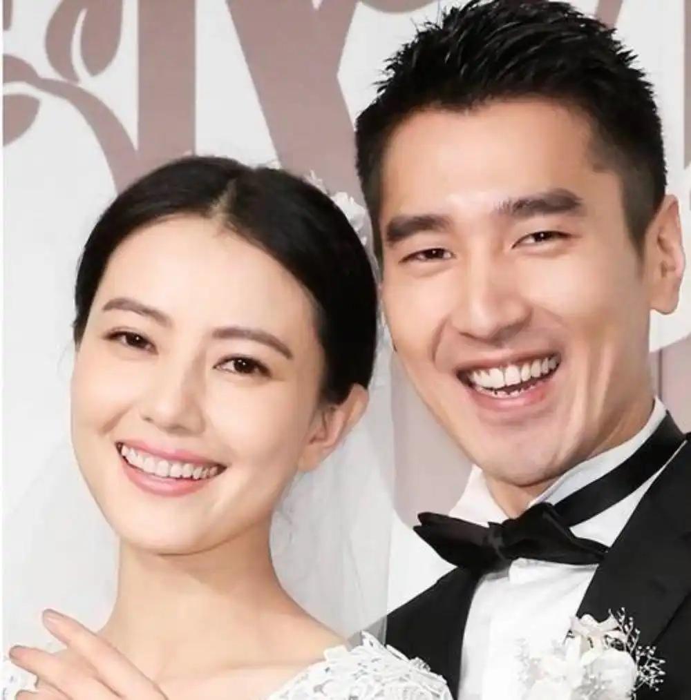 2000年，出道不久的高圆圆疯狂爱上张亚东，上演了女追男的戏码。5年后，高圆圆问