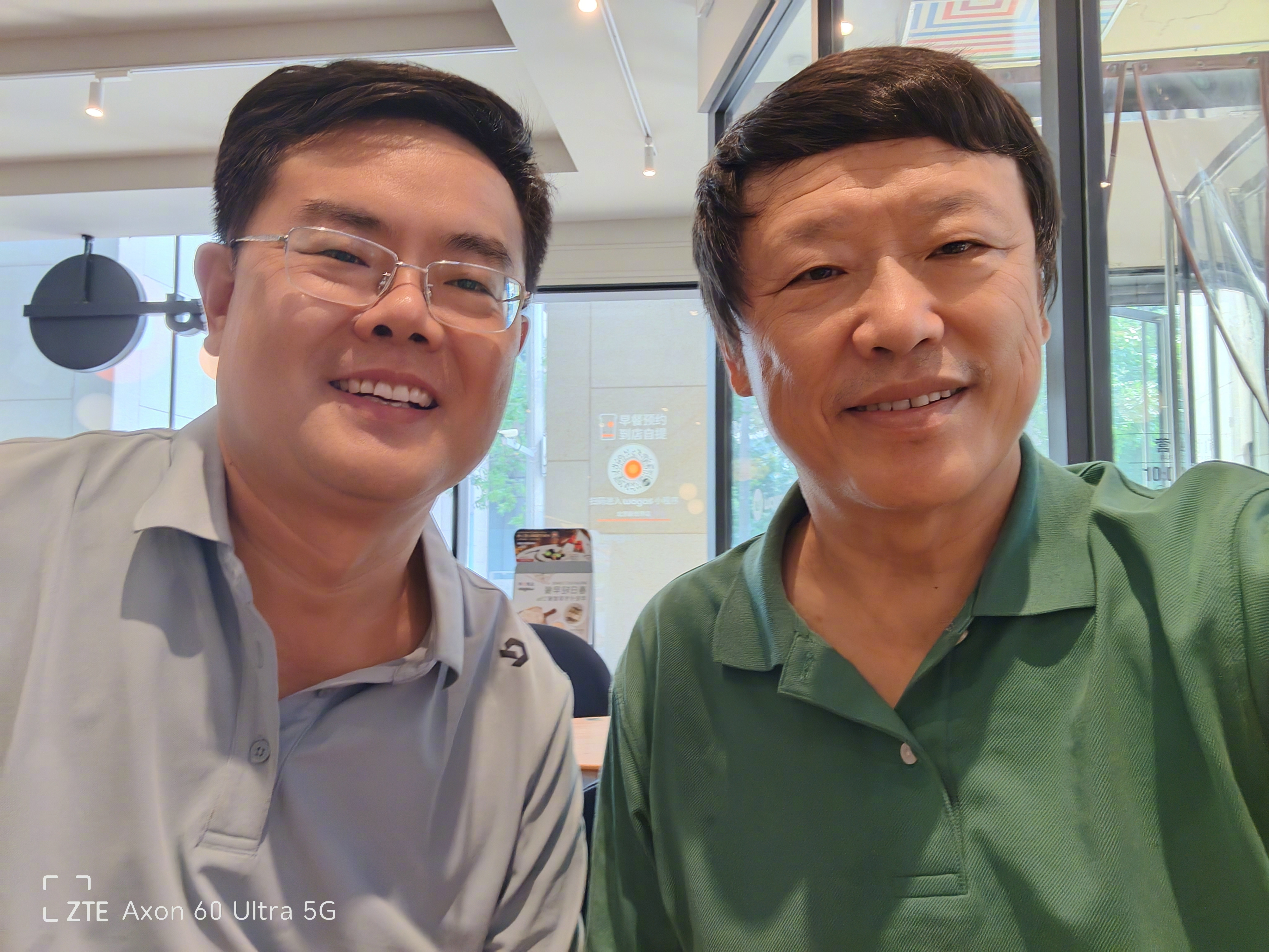 老胡当年的老同事老部下傅先生今天来看我，当年的小傅也一晃50出头了。我问这些年去